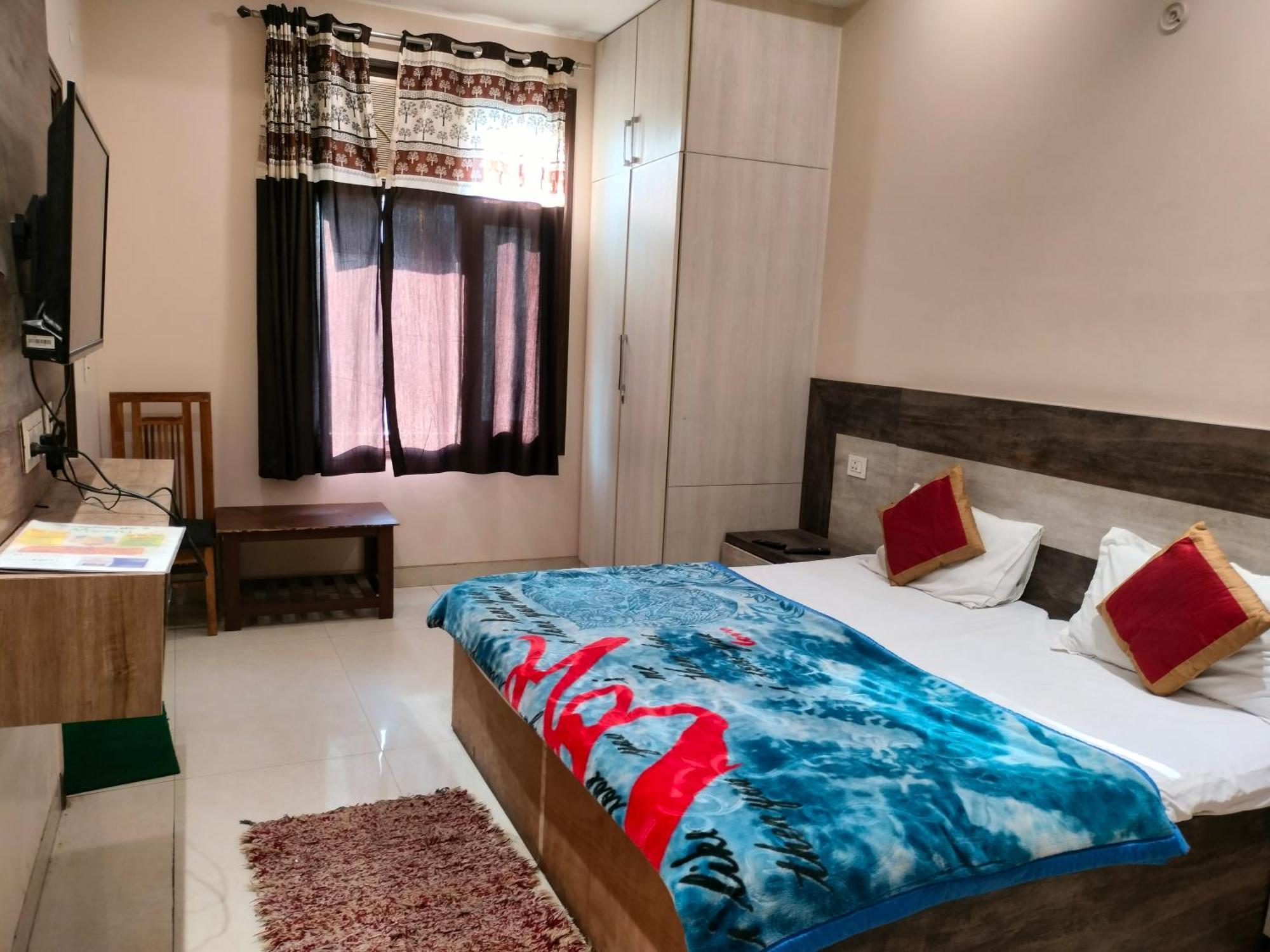 Super Residency -- Near Nizamuddin Railway Station Homestay