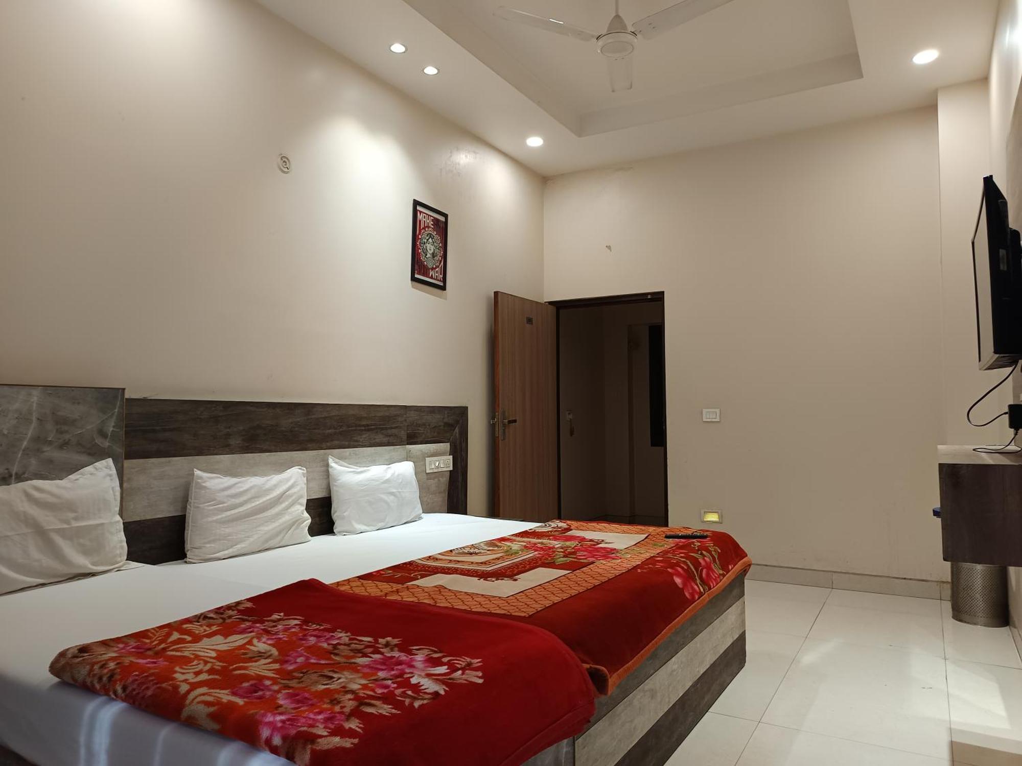Super Residency -- Near Nizamuddin Railway Station Homestay