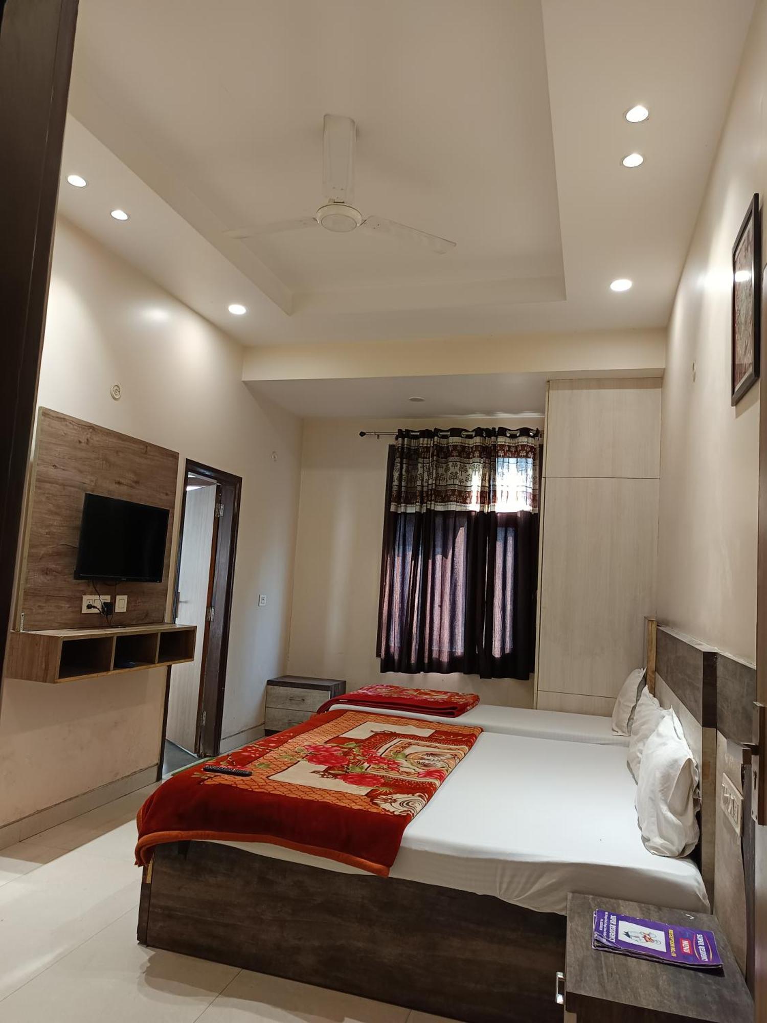 Super Residency -- Near Nizamuddin Railway Station Homestay