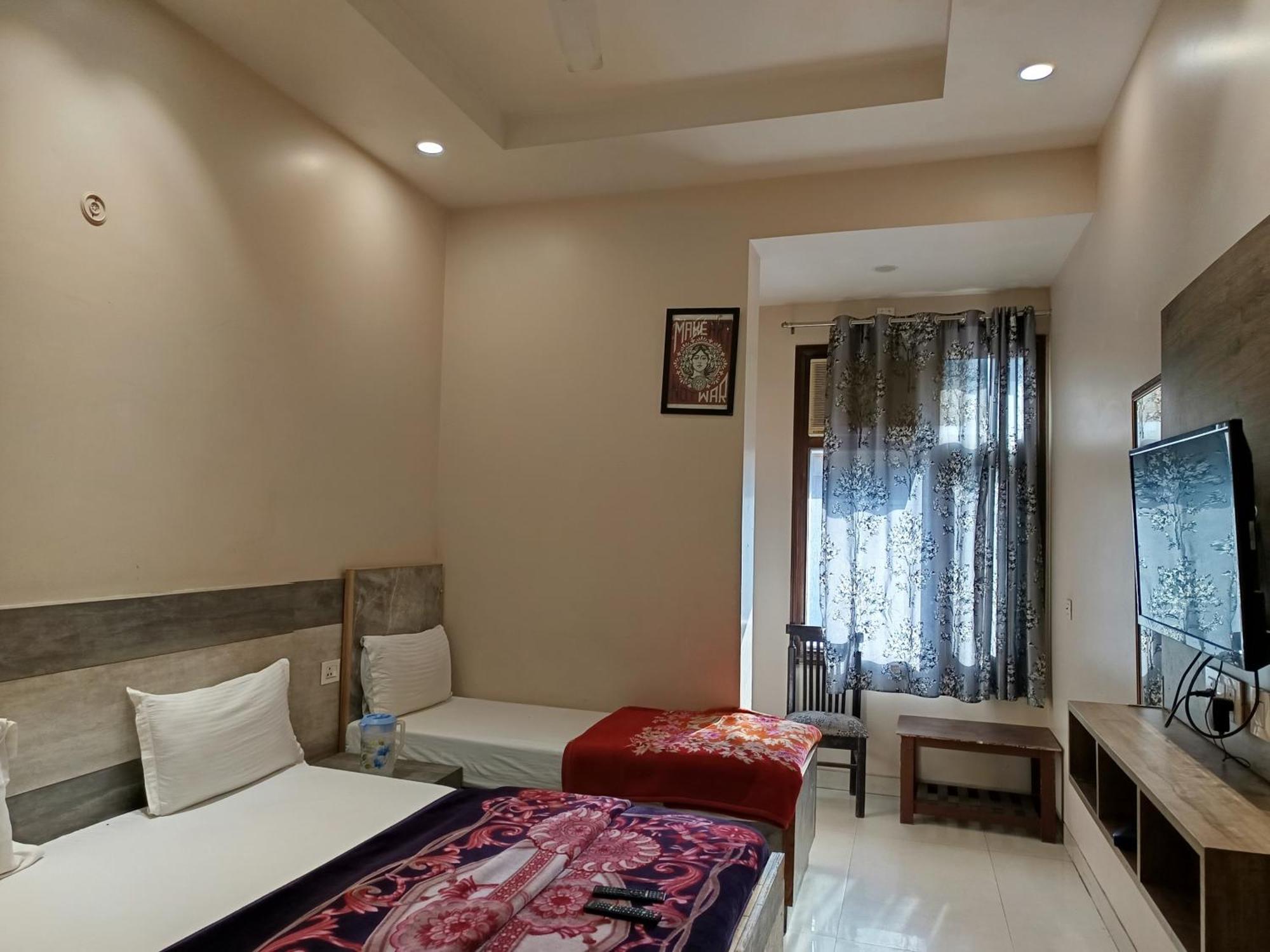 Homestay Super Residency -- Near Nizamuddin Railway Station *